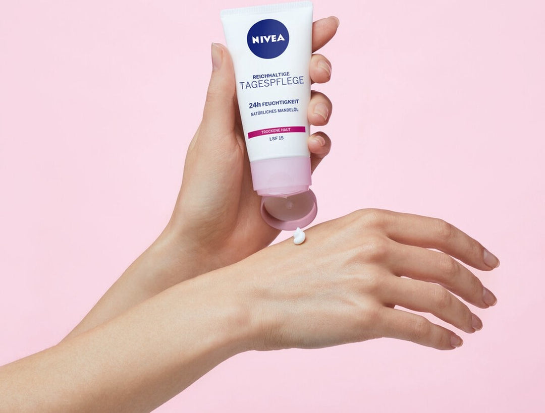 NIVEA Essentials Feuchtigkeitsspendende Tagescreme SPF15 für trockene Haut – 50 ml – Verpackung beschädigt