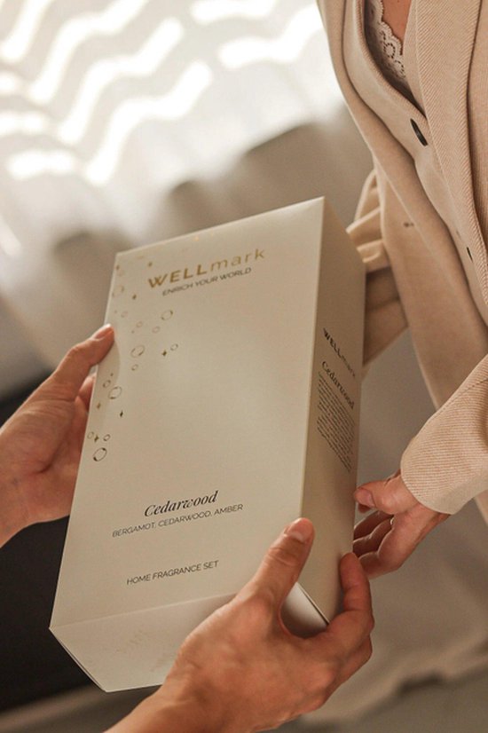 Wellmark giftset geurstokjes & kaars - cedarwood - amber - 220gr - 200ml - tekst: just relax & smells like home