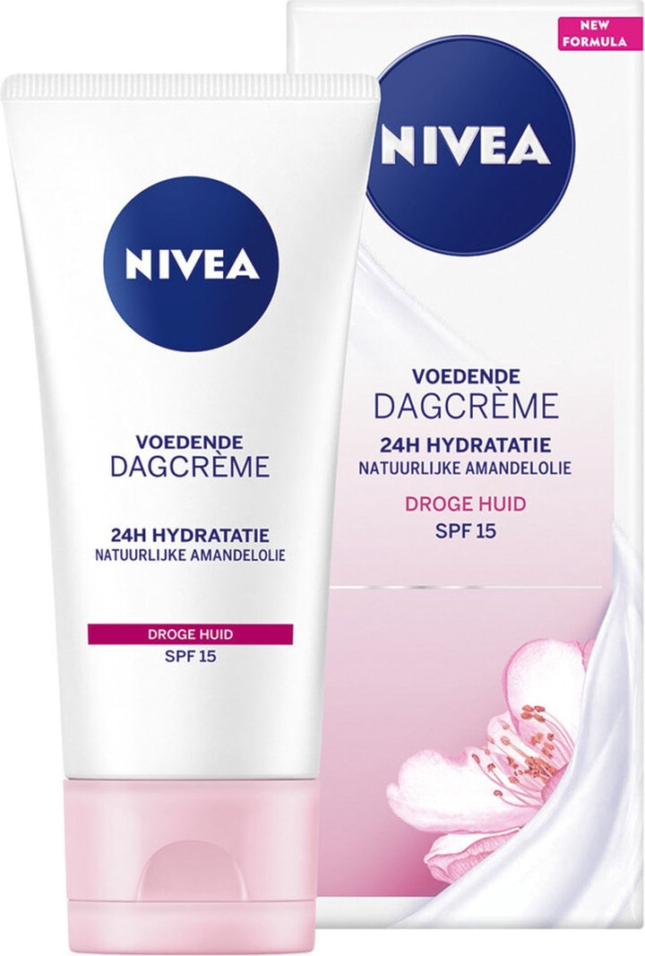 NIVEA Essentials Moisturizing Day Cream SPF15 dry skin - 50 ml