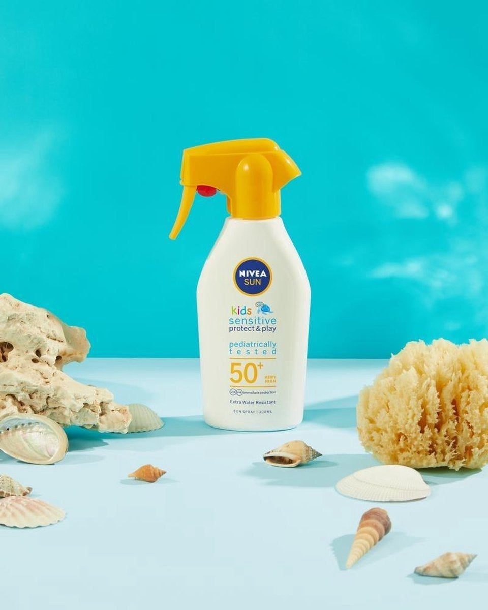 Nivea Sun Babies &amp; Kids Sensitive Protect Sonnenschutzspray SPF50+ 270 ml – Kappe beschädigt